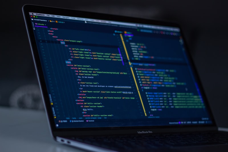 Lập trình code trên màn hình máy tính